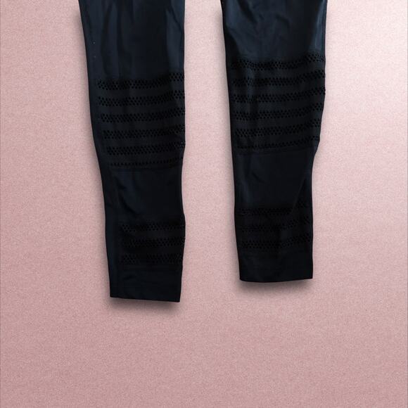 Beyond Yoga Mesh To Impress High Waisted 7/8 Yoga Leggings in Black - Picture 6 of 7